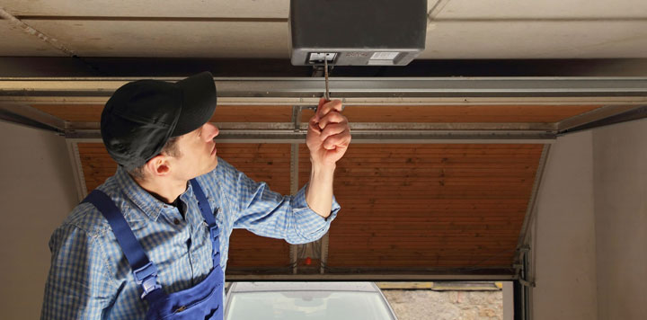 Garage door technician Monroe County